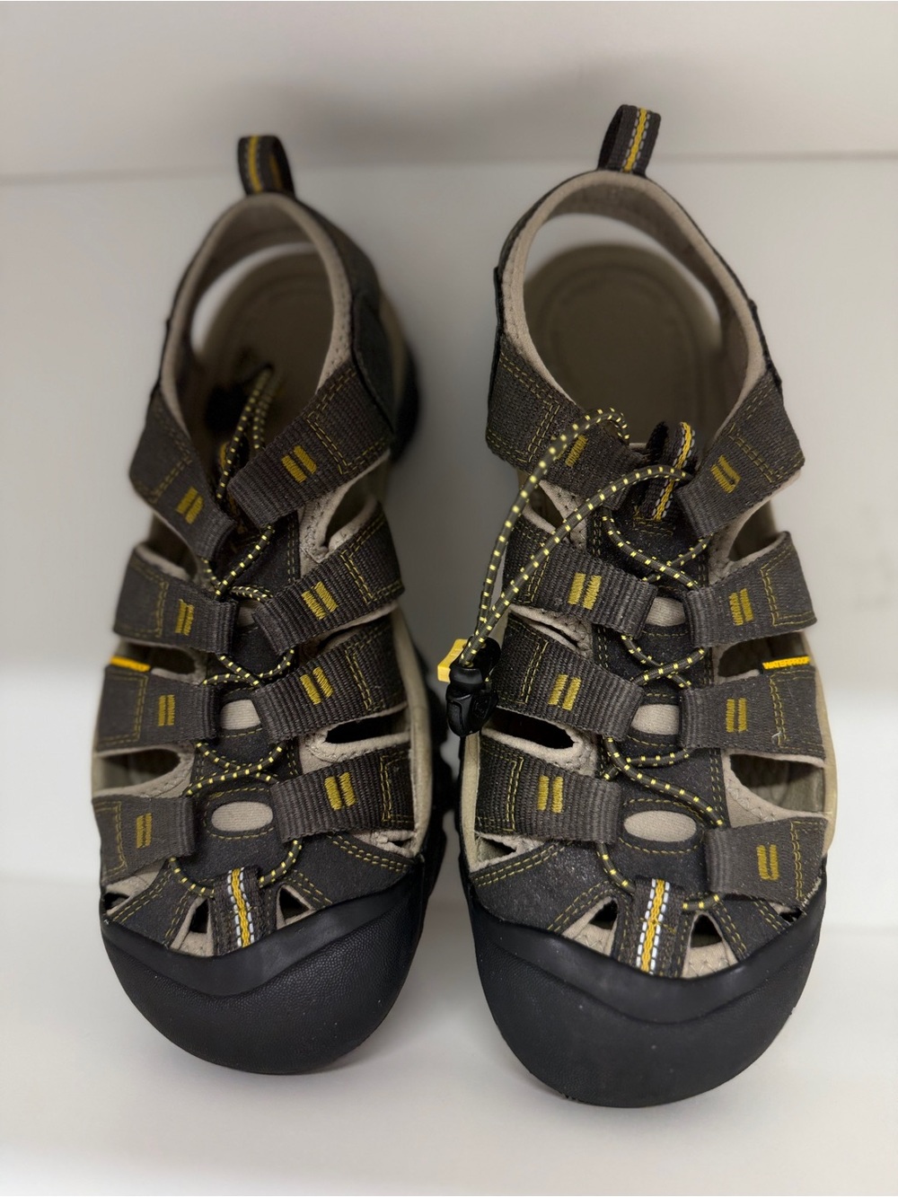 KEEN Newport Men’s Waterproof Hiking Sandals Size 10 Gray Yellow Outdoor. EUC